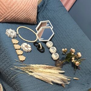 Decorative Home Accent Set with Mirrors and Floral Elements excellent condition